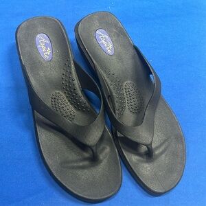 Size Large 10” long black flip flops size 9.5 US